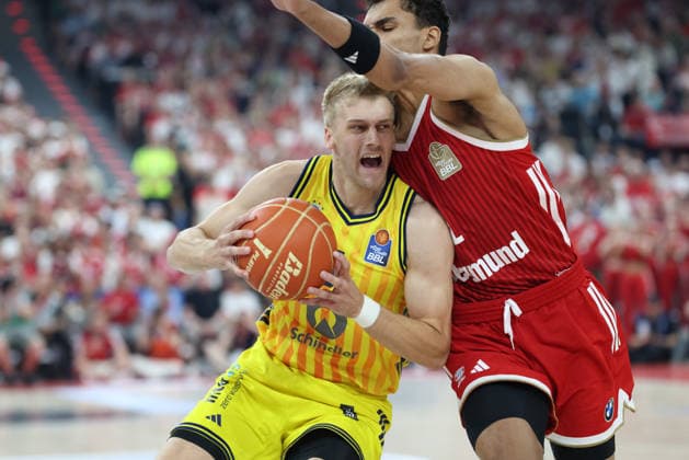 Sam Griesel (Alba Berlin, 05) mit Ball mit Oscar da Silva (FC Bayern Basketball, 01), GER, FC Bayern Basketball vs. Alba Berlin, Basketball, easycredit Basketball Bundesliga, Playoffs, Finale, Spiel 5, Saison 2025 2026, 21.06.2026, GER, FC Bayern Basketball vs. Alba Berlin, Basketball, easycredit Basketball Bundesliga, Playoffs, Finale, Spiel 5, Saison 2025 2026, 21.06.2026 Muenchen *** Sam Griesel, Alba Berlin, 05, with the ball, with Oscar da Silva, FC Bayern Basketball, 01, GER, FC Bayern Basketball vs. Alba Berlin, Basketball, easycredit Basketball Bundesliga, Playoffs, Finals, Game 5, 2025–2026 Season, June 21, 2026, GER, FC Bayern Basketball vs. Alba Berlin, Basketball, easycredit Basketball Bundesliga, Playoffs, Finals, Game 5, 2025–2026 season, June 21, 2026, Munich,detected_source_language Copyright: xEibner-Pressefoto JennixMaulx EP_JML