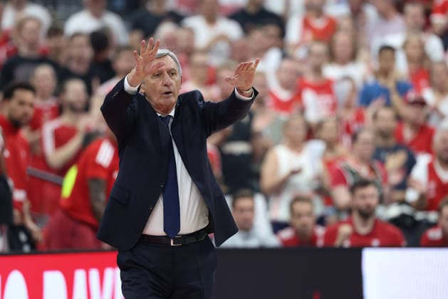 Svetislav Pesic (FC Bayern Basketball, Chef-Trainer) gestikuliert, Emotionen, GER, FC Bayern Basketball vs. Alba Berlin, Basketball, easycredit Basketball Bundesliga, Playoffs, Finale, Spiel 5, Saison 2025 2026, 21.06.2026, GER, FC Bayern Basketball vs. Alba Berlin, Basketball, easycredit Basketball Bundesliga, Playoffs, Finale, Spiel 5, Saison 2025 2026, 21.06.2026 Muenchen *** Svetislav Pesic, head coach of FC Bayern Basketball, gesturing, emotions, GER, FC Bayern Basketball vs. Alba Berlin, basketball, easycredit Basketball Bundesliga, playoffs, finals, Game 5, 2025–2026 season, June 21, 2026, GER, FC Bayern Basketball vs. Alba Berlin, basketball, easycredit Basketball Bundesliga, playoffs, finals, Game 5, 2025–2026 season, June 21, 2026, Munich,detected_source_language Copyright: xEibner-Pressefoto JennixMaulx EP_JML