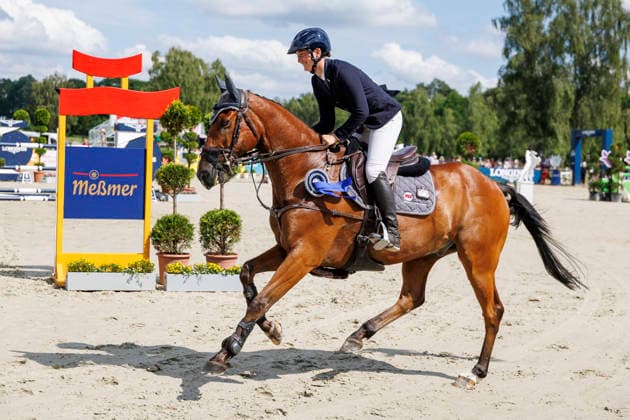 LUHMÜHLEN - Longines Horse Trail 2026, LUHMÜHLEN - Longines Horse Trail 2026 MINDER Nadja (SUI), Top Job s Jalisco Siegerehrung Prize giving ceremony Teilprüfung Springen Show Jumping CCI4*-S Meßmer Trophy Deutsche Meisterschaft 2026 Luhmühlen, Turniergelände 21. June 2026 - *** LUHMÜHLEN Longines Horse Trail 2026, LUHMÜHLEN Longines Horse Trail 2026 MINDER Nadja SUI, Top Job s Jalisco Prize Giving Ceremony Show Jumping CCI4 S Meßmer Trophy German Championship 2026 Luhmühlen, Competition Grounds June 21, 2026,detected_source_language