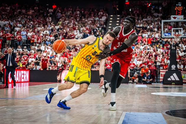 Basketball München 21.06.2026 Saison 2025 2026 EasyCredit BBL 1. Bundesliga Playoffs Finale Spiel 5 Männer, Herren FC Bayern München - Alba Berlin Martin Hermannsson (Alba Berlin, No.15) Wenyen Gabriel (München, No.32) *** Basketball Munich June 21, 2026 2025–2026 Season EasyCredit BBL 1 Bundesliga Playoffs Finals Game 5 Mens Division FC Bayern Munich vs. Alba Berlin Martin Hermannsson (Alba Berlin, No. 15) Wenyen Gabriel (Munich, No. 32),detected_source_language