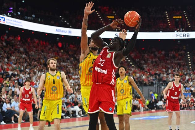 Wenyen GABRIEL (FCB), Aktion,Zweikampf gegen Norris AGBAKOKO (Berlin). Basketball BBL,Saison 2025 2026 Play Off Finale Spiel 5, FC Bayern Muenchen - Alba Berlin am 21.06.2026 S A P G A R D EN Â *** Wenyen GABRIEL (FCB), Action, Head-to-Head Battle Against Norris AGBAKOKO, Berlin Basketball BBL, 2025–2026 Season, Playoff Finals, Game 5, FC Bayern Munich vs. Alba Berlin on June 21, 2026, S A P G A R D EN Â,detected_source_language