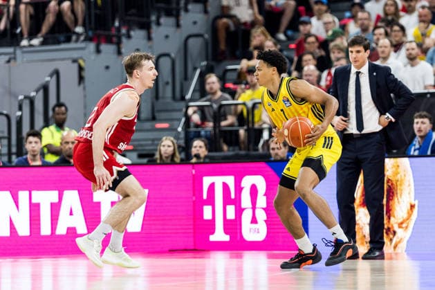 MUNICH, GERMANY - JUNE 21: Jack Kayil (Alba Berlin, 7) controls the ball against Michael Rataj (Alba Berlin, 21) during the easyCredit Basketball Bundesliga Playoffs Final Game 5 match between FC Bayern Muenchen vs. Alba Berlin at SAP Garden on June 21, 2026 in Munich, Germany. Bavaria Germany Copyright: xSteffiexWunderlx