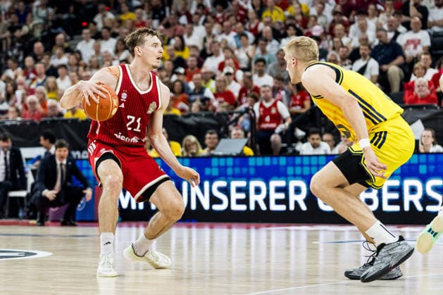 MUNICH, GERMANY - JUNE 21: Justus Hollatz (FC Bayern Muenchen, 21) controls the ball during the easyCredit Basketball Bundesliga Playoffs Final Game 5 match between FC Bayern Muenchen vs. Alba Berlin at SAP Garden on June 21, 2026 in Munich, Germany. Bavaria Germany Copyright: xSteffiexWunderlx