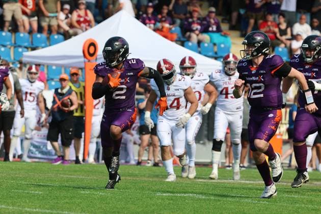 Mason Chambers (Frankfurt Galaxy Nr. 2) auf dem Weg zum Touchdown unter dem Schutz von Quarterback Ethan Garbers (Frankfurt Galaxy Nr. 12) auf der rechten Seite , Frankfurt Galaxy - Prague Lions, American Football, EFA, The European Football Alliance, Saison 2026, Bornheimer Hang, 21.06.2026, Frankfurt Bornheimer Hang Deutschland *** Mason Chambers, Frankfurt Galaxy No. 2, on his way to a touchdown, protected by quarterback Ethan Garbers, Frankfurt Galaxy No. 12 on the right, Frankfurt Galaxy vs. Prague Lions, American football, EFA, The European Football Alliance, 2026 season, Bornheimer Hang, June 21, 2026, Frankfurt Bornheimer Hang, Germany,detected_source_language