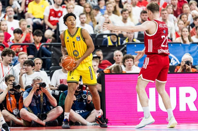 MUNICH, GERMANY - JUNE 21: Jack Kayil (Alba Berlin, 7) controls the ball against Justus Hollatz (FC Bayern Muenchen, 21) during the easyCredit Basketball Bundesliga Playoffs Final Game 5 match between FC Bayern Muenchen vs. Alba Berlin at SAP Garden on June 21, 2026 in Munich, Germany. Bavaria Germany Copyright: xSteffiexWunderlx
