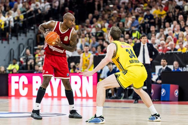 MUNICH, GERMANY - JUNE 21: Isiaha Mike (FC Bayern Muenchen, 22) controls the ball against Justin Bean (Alba Berlin, 34) during the easyCredit Basketball Bundesliga Playoffs Final Game 5 match between FC Bayern Muenchen vs. Alba Berlin at SAP Garden on June 21, 2026 in Munich, Germany. Bavaria Germany Copyright: xSteffiexWunderlx