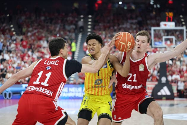 Jack Kayil (Alba Berlin, 07) mit Ball mit Justuz Hollatz (FC Bayern Basketball, 21) und Vladimir Lucic (FC Bayern Basketball, 11), GER, FC Bayern Basketball vs. Alba Berlin, Basketball, easycredit Basketball Bundesliga, Playoffs, Finale, Spiel 5, Saison 2025 2026, 21.06.2026, GER, FC Bayern Basketball vs. Alba Berlin, Basketball, easycredit Basketball Bundesliga, Playoffs, Finale, Spiel 5, Saison 2025 2026, 21.06.2026 Muenchen *** Jack Kayil of Alba Berlin, No. 7, with the ball alongside Justuz Hollatz of FC Bayern Basketball, No. 21, and Vladimir Lucic of FC Bayern Basketball, No. 11, GER, FC Bayern Basketball vs. Alba Berlin, Basketball, easycredit Basketball Bundesliga, Playoffs, Finals, Game 5, 2025–2026 Season, June 21, 2026, GER, FC Bayern Basketball vs. Alba Berlin, Basketball, easycredit Basketball Bundesliga, Playoffs, Finals, Game 5, 2025–2026 season, June 21, 2026, Munich,detected_source_language Copyright: xEibner-Pressefoto JennixMaulx EP_JML