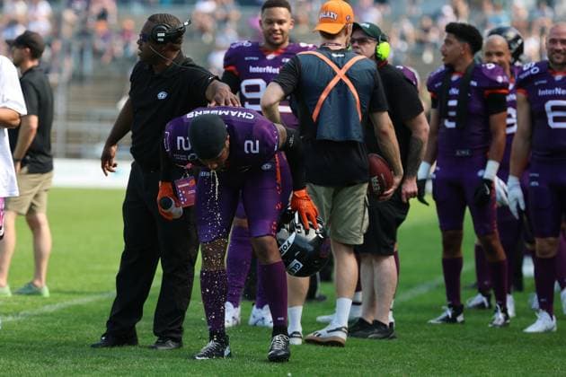 Die Hitze hinterlässt Ihre Zeichen, Mason Chambers (Frankfurt Galaxy Nr. 2) muss sich im Anschluss seines langen Touchdown übergeben , Frankfurt Galaxy - Prague Lions, American Football, EFA, The European Football Alliance, Saison 2026, Bornheimer Hang, 21.06.2026, Frankfurt Bornheimer Hang Deutschland *** The heat takes its toll