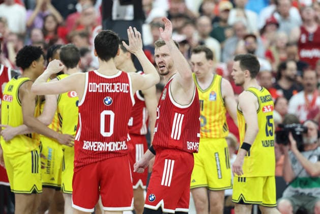 Andreas Obst (FC Bayern Basketball, 13) jubelt mit Nenad Dimitrijevic (FC Bayern Basketball, 00), GER, FC Bayern Basketball vs. Alba Berlin, Basketball, easycredit Basketball Bundesliga, Playoffs, Finale, Spiel 5, Saison 2025 2026, 21.06.2026, GER, FC Bayern Basketball vs. Alba Berlin, Basketball, easycredit Basketball Bundesliga, Playoffs, Finale, Spiel 5, Saison 2025 2026, 21.06.2026 Muenchen *** Andreas Obst (FC Bayern Basketball, 13) celebrates with Nenad Dimitrijevic (FC Bayern Basketball, 00), GER, FC Bayern Basketball vs. Alba Berlin, Basketball, easycredit Basketball Bundesliga, Playoffs, Finals, Game 5, 2025–2026 Season, June 21, 2026, GER, FC Bayern Basketball vs. Alba Berlin, Basketball, easycredit Basketball Bundesliga, Playoffs, Finals, Game 5, 2025–2026 Season, June 21, 2026, Munich,detected_source_language Copyright: xEibner-Pressefoto JennixMaulx EP_JML