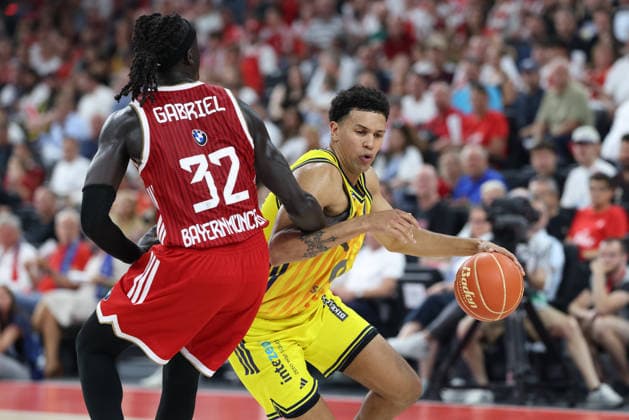 Michael Rataj (Alba Berlin, 21) mit Ball mit Wenyen Gabriel (FC Bayern Basketball, 32), GER, FC Bayern Basketball vs. Alba Berlin, Basketball, easycredit Basketball Bundesliga, Playoffs, Finale, Spiel 5, Saison 2025 2026, 21.06.2026, GER, FC Bayern Basketball vs. Alba Berlin, Basketball, easycredit Basketball Bundesliga, Playoffs, Finale, Spiel 5, Saison 2025 2026, 21.06.2026 Muenchen *** Michael Rataj of Alba Berlin, 21, with the ball, alongside Wenyen Gabriel of FC Bayern Basketball, 32, GER, FC Bayern Basketball vs. Alba Berlin, Basketball, easycredit Basketball Bundesliga, Playoffs, Finals, Game 5, 2025–2026 Season, June 21, 2026, GER, FC Bayern Basketball vs. Alba Berlin, Basketball, easycredit Basketball Bundesliga, Playoffs, Finals, Game 5, 2025–2026 season, June 21, 2026, Munich,detected_source_language Copyright: xEibner-Pressefoto JennixMaulx EP_JML