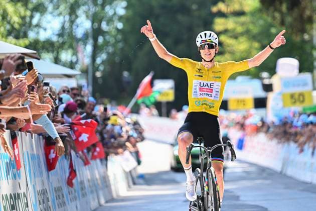 Sport Bilder des Tages Tour de Suisse 2026 Stage 5 VILLARS-SUR-OLLON, SWITZERLAND - JUNE 21 : Pogacar Tadej (SLO) of UAE Team Emirates XRG celebrating his victory during stage 5 of the 89th edition of Tour de Suisse an UCI World Tour 2.UWT cycling road race stage for Men Elite of 151.1 km with start in Villars-sur-Ollon and finish in Villars-sur-Ollon on June 21, 2026 in Villars-sur-Ollon, Switzerland, 21 06 2026 ( Motordriver Guy De Vuyst - Villars-sur-Ollon Switzerland  Copyright: xVincentxKalutx