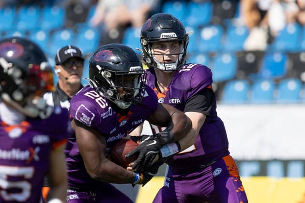 EFA - European Football Alliance: Frankfurt Galaxy - Prague Lions, 21.06.2026 Ethan Garbers (Frankfurt Galaxy 12) übergibt den bal lan Running BackAntony Marvyn Bouembe (Frankfurt Galaxy 26), Frankfurt Galaxy - Prague Lions, Frankfurt, PSD Bank Arena, 21.6.2026 *** EFA European Football Alliance Frankfurt Galaxy vs. Prague Lions, June 21, 2026 Ethan Garbers (Frankfurt Galaxy, No. 12) hands the ball off to running back Antony Marvyn Bouembe (Frankfurt Galaxy, No. 26), Frankfurt Galaxy vs. Prague Lions, Frankfurt, PSD Bank Arena, June 21, 2026,detected_source_language Copyright: xBEAUTIFULxSPORTS Gawlikx