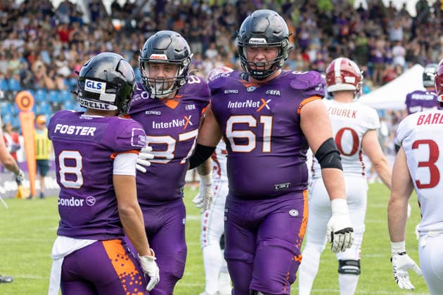 EFA - European Football Alliance: Frankfurt Galaxy - Prague Lions, 21.06.2026 Adria Botella Moreno (Frankfurt Galaxy 87) & Tyler Foster (Frankfurt Galaxy 8) & Luca Jokiel (Frankfurt Galaxy 61) nach einem Touchdown, Frankfurt Galaxy - Prague Lions, Frankfurt, PSD Bank Arena, 21.6.2026 *** EFA European Football Alliance Frankfurt Galaxy vs. Prague Lions, June 21, 2026 Adria Botella Moreno (Frankfurt Galaxy) 87, Tyler Foster (Frankfurt Galaxy) 8, Luca Jokiel (Frankfurt Galaxy) 61 after a touchdown, Frankfurt Galaxy vs. Prague Lions, Frankfurt, PSD Bank Arena, June 21, 2026,detected_source_language Copyright: xBEAUTIFULxSPORTS Gawlikx
