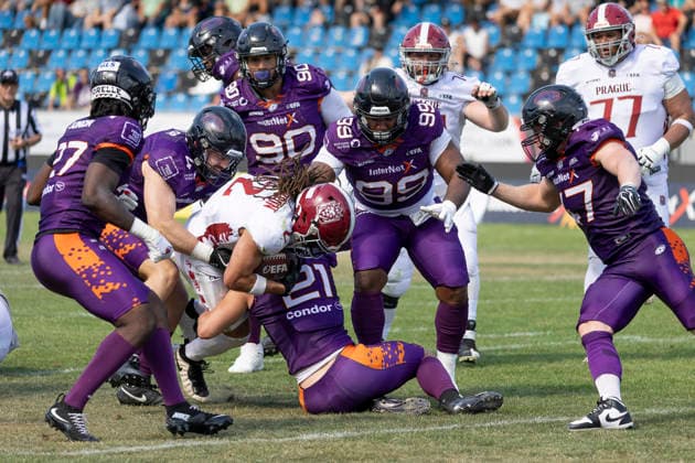 EFA - European Football Alliance: Frankfurt Galaxy - Prague Lions, 21.06.2026 William Patterson (Prague Lions 2) wird von mehreren Frankfurter SPielern gestoppt, darunter Finn Schwarzkopf (Frankfurt Galaxy 21) & Toby Naylor (Frankfurt Galaxy 4) & .g89. & Marc Anthony Hor (Frankfurt Galaxy 90), Frankfurt Galaxy - Prague Lions, Frankfurt, PSD Bank Arena, 21.6.2026 *** EFA European Football Alliance Frankfurt Galaxy Prague Lions, June 21, 2026 Copyright: xBEAUTIFULxSPORTS Gawlikx