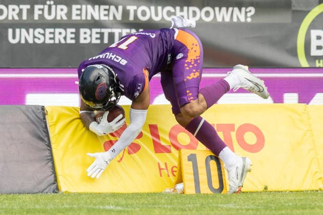 EFA - European Football Alliance: Frankfurt Galaxy - Prague Lions, 21.06.2026 Normen Schumm (Frankfurt Galaxy 11) hat den Ball aber landet im Aus in der Bande von Lotto Hessen, Frankfurt Galaxy - Prague Lions, Frankfurt, PSD Bank Arena, 21.6.2026 *** EFA European Football Alliance Frankfurt Galaxy Prague Lions, June 21, 2026 Normen Schumm of the Frankfurt Galaxy No. 11 has the ball, but it goes out of bounds off the Lotto Hessen boards, Frankfurt Galaxy Prague Lions, Frankfurt, PSD Bank Arena, June 21, 2026,detected_source_language Copyright: xBEAUTIFULxSPORTS Gawlikx