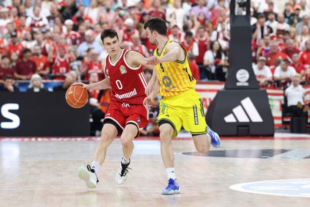 Nenad Dimitrijevic (FC Bayern Basketball, 00) mit Jonas Mattisseck (Alba Berlin, 09), GER, FC Bayern Basketball vs. Alba Berlin, Basketball, easycredit Basketball Bundesliga, Playoffs, Finale, Spiel 5, Saison 2025 2026, 21.06.2026, GER, FC Bayern Basketball vs. Alba Berlin, Basketball, easycredit Basketball Bundesliga, Playoffs, Finale, Spiel 5, Saison 2025 2026, 21.06.2026 Muenchen *** Nenad Dimitrijevic, FC Bayern Basketball, 00, with Jonas Mattisseck, Alba Berlin, 09, GER, FC Bayern Basketball vs. Alba Berlin, Basketball, easycredit Basketball Bundesliga, Playoffs, Finals, Game 5, 2025–2026 Season, June 21, 2026, GER, FC Bayern Basketball vs. Alba Berlin, Basketball, easycredit Basketball Bundesliga, Playoffs, Finals, Game 5, 2025–2026 Season, June 21, 2026, Munich,detected_source_language Copyright: xEibner-Pressefoto JennixMaulx EP_JML