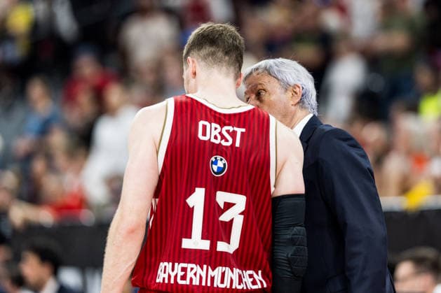 MUNICH, GERMANY - JUNE 21: Svetislav Pesic (Headcoach FC Bayern Muenchen) talks to Andreas Andi Obst (FC Bayern Muenchen, 13) during the easyCredit Basketball Bundesliga Playoffs Final Game 5 match between FC Bayern Muenchen vs. Alba Berlin at SAP Garden on June 21, 2026 in Munich, Germany. Bavaria Germany Copyright: xSteffiexWunderlx