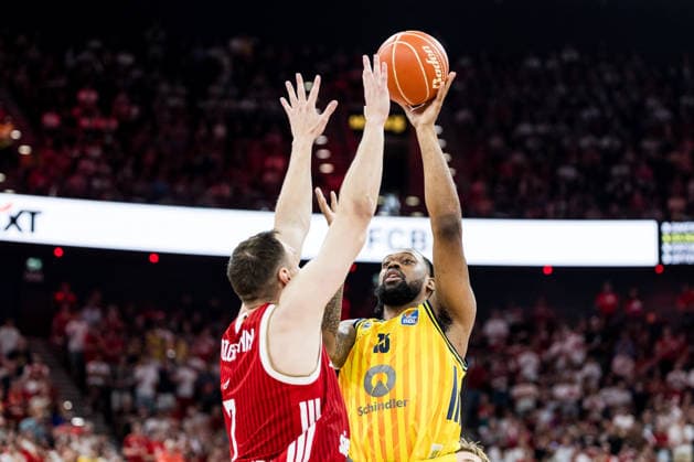 MUNICH, GERMANY - JUNE 21: J wan Roberts (Alba Berlin, 13) shooting the ball over Johannes Voigtmann (FC Bayern Muenchen, 7) during the easyCredit Basketball Bundesliga Playoffs Final Game 5 match between FC Bayern Muenchen vs. Alba Berlin at SAP Garden on June 21, 2026 in Munich, Germany. Bavaria Germany Copyright: xSteffiexWunderlx