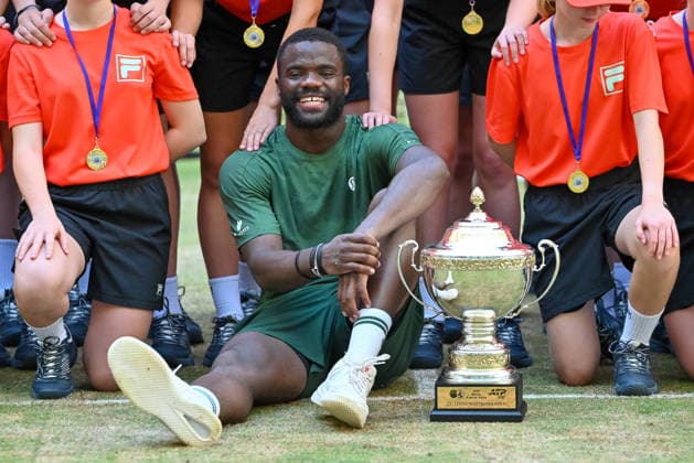Frances Tiafoe (USA) mit Pokal inmitten der Ballkinder TERRA WORTMANN Open 2026, Tennis, ATP, Tennis Herren Tennis Herren 500, Turnier, Hauptfeld, Finale, Einzel, 21.06.2026, TERRA WORTMANN Open 2026, Tennis, ATP, Tennis Herren 500, Turnier, Hauptfeld, Finale, Einzel, 21.06.2026 Halle *** Frances Tiafoe (USA) with the trophy surrounded by ball kids at the TERRA WORTMANN Open 2026, Tennis, ATP, Mens 500, Tournament, Main Draw, Final, Singles, June 21, 2026, TERRA WORTMANN Open 2026, Tennis, ATP, Men’s 500, Tournament, Main Draw, Final, Singles, June 21, 2026, Indoor,detected_source_language Copyright: xEibner-Pressefoto RobertxGertzenx EP_RGN