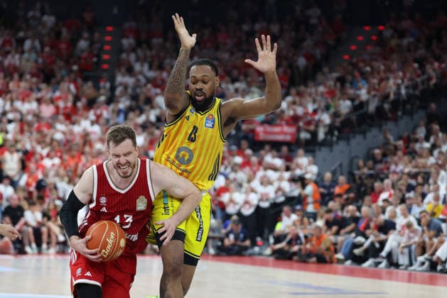 Andreas Obst (FC Bayern Basketball, 13) mit Ball mit Jwan Roberts (Alba Berlin, 13), GER, FC Bayern Basketball vs. Alba Berlin, Basketball, easycredit Basketball Bundesliga, Playoffs, Finale, Spiel 5, Saison 2025 2026, 21.06.2026, GER, FC Bayern Basketball vs. Alba Berlin, Basketball, easycredit Basketball Bundesliga, Playoffs, Finale, Spiel 5, Saison 2025 2026, 21.06.2026 Muenchen *** Andreas Obst, FC Bayern Basketball, No. 13 with the ball, with Jwan Roberts, Alba Berlin, No. 13, GER, FC Bayern Basketball vs. Alba Berlin, Basketball, easycredit Basketball Bundesliga, Playoffs, Finals, Game 5, 2025–2026 Season, June 21, 2026, GER, FC Bayern Basketball vs. Alba Berlin, Basketball, easycredit Basketball Bundesliga, Playoffs, Finals, Game 5, 2025–2026 season, June 21, 2026, Munich,detected_source_language Copyright: xEibner-Pressefoto JennixMaulx EP_JML