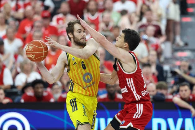 Malte Delow (Alba Berlin, 06) mit Ball mit Vladimir Lucic (FC Bayern Basketball, 11), GER, FC Bayern Basketball vs. Alba Berlin, Basketball, easycredit Basketball Bundesliga, Playoffs, Finale, Spiel 5, Saison 2025 2026, 21.06.2026, GER, FC Bayern Basketball vs. Alba Berlin, Basketball, easycredit Basketball Bundesliga, Playoffs, Finale, Spiel 5, Saison 2025 2026, 21.06.2026 Muenchen *** Malte Delow (Alba Berlin), 06, with the ball, with Vladimir Lucic (FC Bayern Basketball), 11, GER, FC Bayern Basketball vs. Alba Berlin, Basketball, easycredit Basketball Bundesliga, Playoffs, Finals, Game 5, 2025–2026 Season, June 21, 2026, GER, FC Bayern Basketball vs. Alba Berlin, Basketball, easycredit Basketball Bundesliga, Playoffs, Finals, Game 5, 2025–2026 season, June 21, 2026, Munich,detected_source_language Copyright: xEibner-Pressefoto JennixMaulx EP_JML