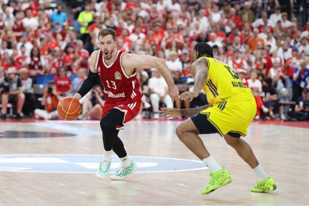 Andreas Obst (FC Bayern Basketball, 13) mit Ball mit Jwan Roberts (Alba Berlin, 13), GER, FC Bayern Basketball vs. Alba Berlin, Basketball, easycredit Basketball Bundesliga, Playoffs, Finale, Spiel 5, Saison 2025 2026, 21.06.2026, GER, FC Bayern Basketball vs. Alba Berlin, Basketball, easycredit Basketball Bundesliga, Playoffs, Finale, Spiel 5, Saison 2025 2026, 21.06.2026 Muenchen *** Andreas Obst, FC Bayern Basketball, No. 13 with the ball, Jwan Roberts, Alba Berlin, No. 13, GER, FC Bayern Basketball vs. Alba Berlin, Basketball, easycredit Basketball Bundesliga, Playoffs, Finals, Game 5, 2025–2026 Season, June 21, 2026, GER, FC Bayern Basketball vs. Alba Berlin, Basketball, easycredit Basketball Bundesliga, Playoffs, Finals, Game 5, 2025–2026 season, June 21, 2026, Munich,detected_source_language Copyright: xEibner-Pressefoto JennixMaulx EP_JML
