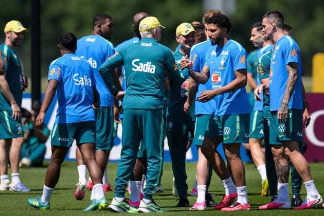 Fußball, WM 2026, 20260621, Training Brasilien. Im Bild v.l. Trainer Brasilien Carlo ANCELOTTI, Silva EDERSON (Brasilien, 2). Morristown RWJBarnabas Health - Red Bulls P New Jersey Vereinigte Staaten von Amerika *** Soccer, 2026 World Cup, 20260621, Brazil Training. Pictured from left Copyright: Passion2Press MarkusxFischerx