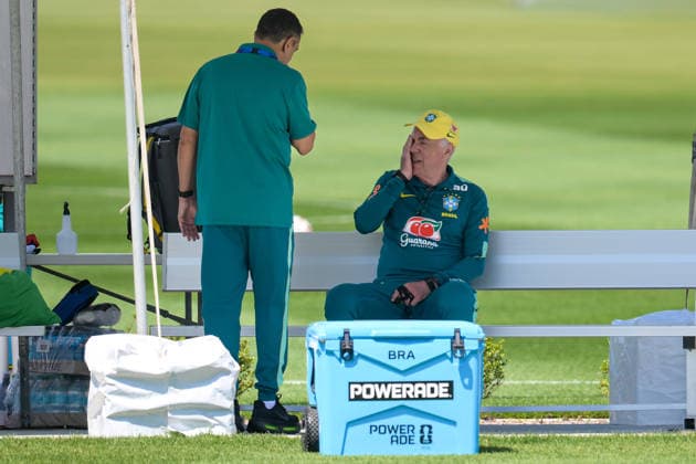 Fußball, WM 2026, 20260621, Training Brasilien. Im Bild Trainer Brasilien Carlo ANCELOTTI wirkt angeschlagen auf Bank sitzend. Morristown RWJBarnabas Health - Red Bulls P New Jersey Vereinigte Staaten von Amerika *** Soccer, 2026 World Cup, 20260621, Brazil Training Copyright: Passion2Press MarkusxFischerx