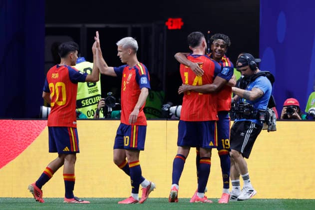 Spain s Lamine Yamal (R) celebrates with teammates after scoring the 1-0 during the 2026 FIFA World Cup, WM, Weltmeisterschaft, Fussball Group H soccer match between Spain and Saudi Arabia, in Atlanta, United States, 21 June 2026. FIFA World Cup 2026 - Group H - Spain vs. Saudi Arabia !ACHTUNG: NUR REDAKTIONELLE NUTZUNG!  Copyright: xLavandeiraxJrx GRAF2742 20260621-55020666574_1
