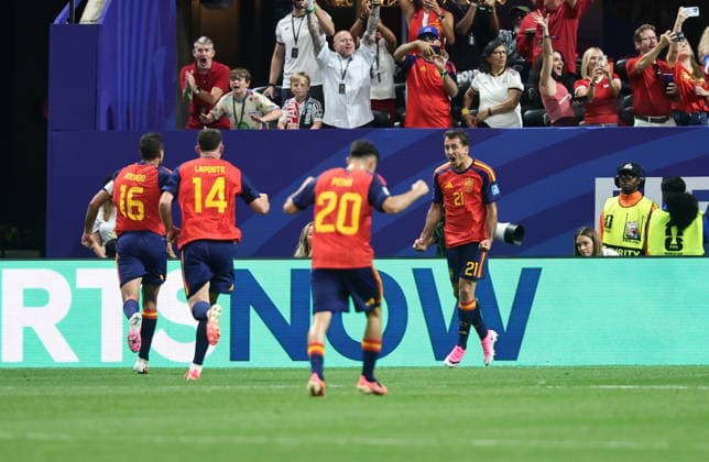 FIFA World Cup, WM, Weltmeisterschaft, Fussball 2026 - Group H - Spain vs Saudi Arabia Mikel Oyarzabal of Spain (R) celebrates with teammates after scoring the 2-0 goal during the FIFA World Cup 2026 group stage match Spain against Saudi Arabia, in Atlanta, USA, 21 June 2026. ATLANTA United States  Copyright: xRONALDxWITTEKx