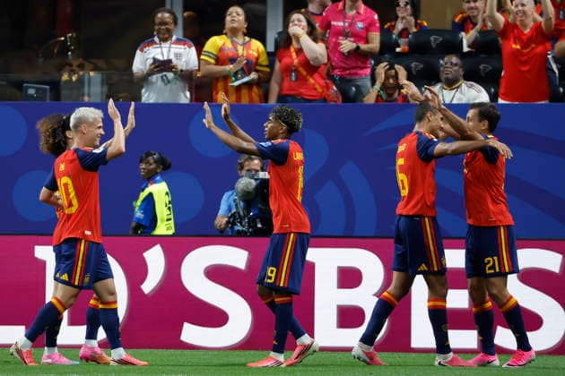 Spain s Mikel Oyarzabal (R) celebrates with teammates after scoring the 3-0 goal during the 2026 FIFA World Cup, WM, Weltmeisterschaft, Fussball Group H soccer match between Spain and Saudi Arabia, in Atlanta, United States, 21 June 2026. FIFA World Cup 2026 - Group H - Spain vs. Saudi Arabia !ACHTUNG: NUR REDAKTIONELLE NUTZUNG!  Copyright: xLavandeiraxJrx GRAF2752 20260621-55020666682_1