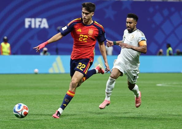 FIFA World Cup, WM, Weltmeisterschaft, Fussball 2026 - Group H - Spain vs Saudi Arabia Pau Cubarsi of Spain (L) and Salem Al-Dawsari of Saudi Arabia in action during the FIFA World Cup 2026 group stage match Spain against Saudi Arabia, in Atlanta, USA, 21 June 2026. ATLANTA United States  Copyright: xRONALDxWITTEKx