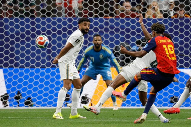 Spain s Lamine Yamal (R) in action during the 2026 FIFA World Cup, WM, Weltmeisterschaft, Fussball Group H soccer match between Spain and Saudi Arabia, in Atlanta, United States, 21 June 2026. FIFA World Cup 2026 - Group H - Spain vs. Saudi Arabia !ACHTUNG: NUR REDAKTIONELLE NUTZUNG!  Copyright: xLavandeiraxJrx GRAF2763 20260621-55020666833_1