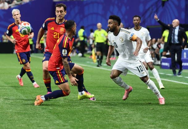 FIFA World Cup, WM, Weltmeisterschaft, Fussball 2026 - Group H - Spain vs Saudi Arabia Pau Cubarsi of Spain (L) and Salem Al Dawsari of Saudi Arabia in action during the FIFA World Cup 2026 group stage match Spain against Saudi Arabia, in Atlanta, USA, 21 June 2026. ATLANTA United States  Copyright: xRONALDxWITTEKx