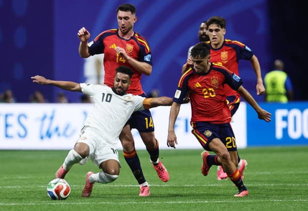 FIFA World Cup, WM, Weltmeisterschaft, Fussball 2026 - Group H - Spain vs Saudi Arabia Salem Al Dawsari of Saudi Arabia (L) and Pedri of Spain (R) in action during the FIFA World Cup 2026 group stage match Spain against Saudi Arabia, in Atlanta, USA, 21 June 2026. ATLANTA United States  Copyright: xRONALDxWITTEKx