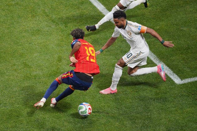 Spain s Lamine Yamal (L) in action against Saudi Arabia s Salem Al-Dawsari (R) during the 2026 FIFA World Cup, WM, Weltmeisterschaft, Fussball Group H soccer match between Spain and Saudi Arabia, in Atlanta, United States, 21 June 2026. FIFA World Cup 2026 - Group H - Spain vs. Saudi Arabia !ACHTUNG: NUR REDAKTIONELLE NUTZUNG!  Copyright: xKENNETHxFERNaNDEZx GRAF2786 20260621-55020667122_1