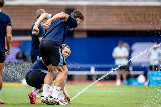DALLAS - Patrick Wimmer of Austria plays with the sprinkler during the 2026 World Cup at Washburne Soccer and Track Stadium on June 21, 2026, in Dallas, United States. (Photo by Stefan Koops EYE4IMAGES DeFodi Images) - *** DALLAS Patrick Wimmer of Austria plays with the sprinkler during the 2026 World Cup at Washburne Soccer and Track Stadium on June 21, 2026, in Dallas, United States. Photo by Stefan Koops, EYE4IMAGES, DeFodi Images,detected_source_language
