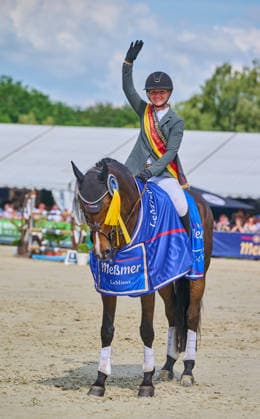 Logines Luhmühlen Horse Trials LLHT 2026 - Internationale Vielseitigkeit - Deutsche Meisterschaften Vielseitigkeit Julia KRAJEWSKI und Uelzener s Nickel werden Deutsche Meister in der Vielseitigkeit. Das Paar verteidigt damit seinen Titel aus dem letzten Jahr. Gleichzeitig siegte das Paar auch in der Gesamtwertung der CCI4*-S Prüfung im niedersächsischen Luhmühlen., Salzhausen Niedersachsen Deutschland *** Logines Luhmühlen Horse Trials (LLHT) 2026 International Eventing German Eventing Championships Julia KRAJEWSKI and Uelzener’s Nickel are crowned German Eventing Champions. The pair thus defended their title from last year. At the same time, the pair also won the overall CCI4 standings S class in Luhmühlen, Salzhausen, Lower Saxony, Germany,detected_source_language