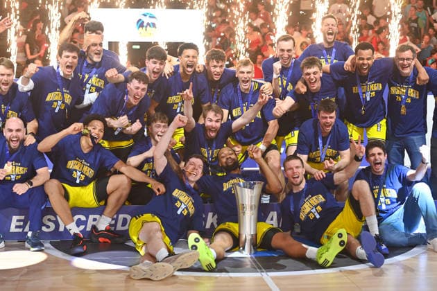 Sport Bilder des Tages Siegerehrung,Teamfoto,Team,Mannschaft, Mannschaftsfoto Berlin mit Pokal,Cup,Trophaee, Jubel,Freude,Begeisterung,, Basketball BBL,Saison 2025 2026 Play Off Finale Spiel 5, FC Bayern Muenchen - Alba Berlin 81-84 am 21.06.2026 S A P G A R D EN *** Awards Ceremony, Team Photo, Team, Squad, Team Photo in Berlin with Trophy, Cup, celebration, joy, excitement, basketball BBL, 2025–2026 season playoff finals Game 5, FC Bayern Munich vs. Alba Berlin 81–84 on June 21, 2026, SAP GARDEN,detected_source_language