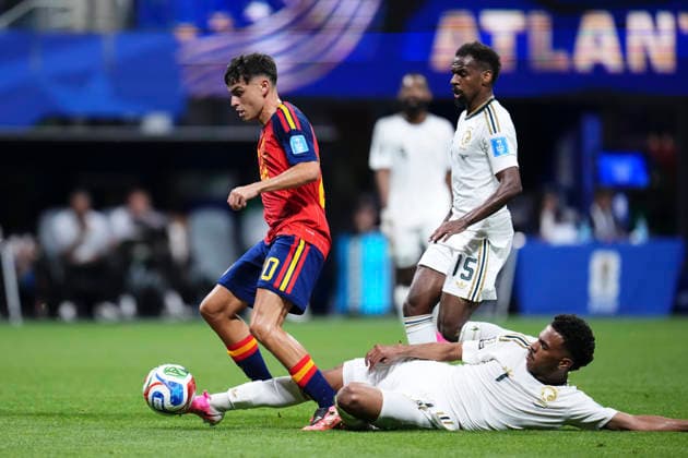 June 21, 2026, Atlanta, Georgia, United States: Pedri Gonzalez of Spain and Musab Aljuwayr of Saudi Arabia compete for the ball during the FIFA World Cup, WM, Weltmeisterschaft, Fussball 2026 Group H match between Spain and Saudi Arabia at Atlanta Stadium on June 21, 2026 in Atlanta, Georgia. Atlanta United States - ZUMAa181 20260621_zaa_a181_048 Copyright: xJosexBretonx