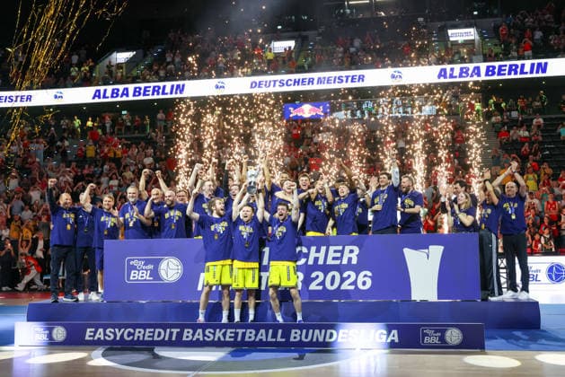 Das Team vom Alba Berlin bejubelt die deutsche Meisterschaft, deutscher Basketball-Meister Alba Berlin, Meister-Pokal, GER, FC Bayern Basketball vs. Alba Berlin, Basketball, easycredit Basketball Bundesliga, Playoffs, Finale, Spiel 5, Saison 2025 2026, 21.06.2026, GER, FC Bayern Basketball vs. Alba Berlin, Basketball, easycredit Basketball Bundesliga, Playoffs, Finale, Spiel 5, Saison 2025 2026, 21.06.2026 Muenchen *** The Alba Berlin team celebrates winning the German championship; Alba Berlin, German basketball champions; Cup champions; GER; FC Bayern Basketball vs. Alba Berlin; basketball; easycredit Basketball Bundesliga; playoffs; finals; Game 5; 2025–2026 season; June 21, 2026; GER, FC Bayern Basketball vs. Alba Berlin, basketball, easycredit Basketball Bundesliga, playoffs, finals, Game 5, 2025–2026 season, June 21, 2026, Munich,detected_source_language Copyright: xEibner-Pressefoto JennixMaulx EP_JML