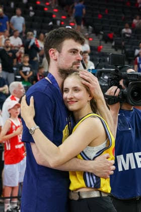 Jonas Mattisseck (Alba Berlin, 09) mit seiner Freundin Minerva Hase (Eiskunstlaeuferin), GER, FC Bayern Basketball vs. Alba Berlin, Basketball, easycredit Basketball Bundesliga, Playoffs, Finale, Spiel 5, Saison 2025 2026, 21.06.2026, GER, FC Bayern Basketball vs. Alba Berlin, Basketball, easycredit Basketball Bundesliga, Playoffs, Finale, Spiel 5, Saison 2025 2026, 21.06.2026 Muenchen *** Jonas Mattisseck of Alba Berlin, No. 9, with his girlfriend Minerva Hase, a figure skater, GER, FC Bayern Basketball vs. Alba Berlin, Basketball, easycredit Basketball Bundesliga, Playoffs, Finals, Game 5, 2025–2026 season, June 21, 2026, GER, FC Bayern Basketball vs. Alba Berlin, Basketball, easycredit Basketball Bundesliga, Playoffs, Finals, Game 5, 2025–2026 season, June 21, 2026, Munich,detected_source_language Copyright: xEibner-Pressefoto JennixMaulx EP_JML