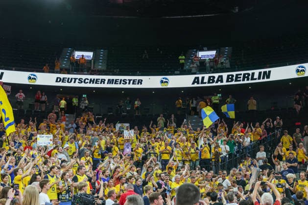 Die Fans von Alba Berlin feiern die deutsche Meisterschaft, GER, FC Bayern Basketball vs. Alba Berlin, Basketball, easycredit Basketball Bundesliga, Playoffs, Finale, Spiel 5, Saison 2025 2026, 21.06.2026, GER, FC Bayern Basketball vs. Alba Berlin, Basketball, easycredit Basketball Bundesliga, Playoffs, Finale, Spiel 5, Saison 2025 2026, 21.06.2026 Muenchen *** Alba Berlin fans celebrate the German championship, GER, FC Bayern Basketball vs. Alba Berlin, Basketball, easycredit Basketball Bundesliga, Playoffs, Finals, Game 5, 2025–2026 season, June 21, 2026, GER, FC Bayern Basketball vs. Alba Berlin, Basketball, easycredit Basketball Bundesliga, Playoffs, Finals, Game 5, 2025–2026 season, June 21, 2026, Munich,detected_source_language Copyright: xEibner-Pressefoto JennixMaulx EP_JML