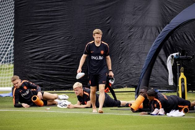 KANSAS CITY - Netherlands goalkeeper Bart Verbruggen, Jan Paul van Hecke (of the Netherlands), Frenkie de Jong (of the Netherlands), Brian Brobbey (of the Netherlands), and Crysencio Summerville (of the Netherlands) during a training session of the Dutch national team, Nationalteam at the KC Current Training Facility on June 21, 2026, in Kansas City. The Dutch national team is preparing for the match against Tunisia at the FIFA World Cup, WM, Weltmeisterschaft, Fussball ROBIN VAN LONKHUIJSEN ANP xVIxANPxSportx xxANPxIVx 561598407 originalFilename: 561598407.jpg