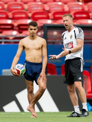 260621 Yasin Ayari and head coach Graham Potter of the Swedish national football team at a training session during day 11 of the FIFA World Cup, WM, Weltmeisterschaft, Fussball 2026 in Dallas. Photo: Petter Arvidson BILDBYRAN kod PA PA1247 fotboll football soccer fotball vm fotbolls-vm fotball-vm fotbolls-vm 2026 fifa world cup 2026 träning practice training sverige sweden sverige a bbeng *** 260621 Yasin Ayari and head coach Graham Potter of the Swedish national soccer team at a training session on day 11 of the 2026 FIFA World Cup in Dallas. Photo  Copyright: PETTERxARVIDSON BB260621PA071