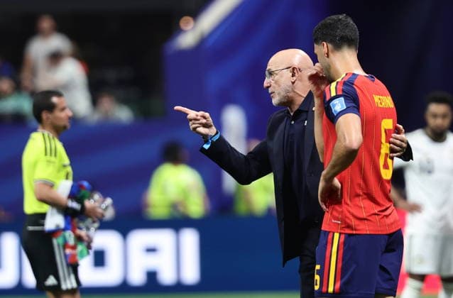FIFA World Cup, WM, Weltmeisterschaft, Fussball 2026 - Group H - Spain vs Saudi Arabia Spain s head coach Luis de la Fuente (L) speaks to Mikel Merino of Spain (R) during the second hydration break in the FIFA World Cup 2026 group stage match Spain against Saudi Arabia, in Atlanta, USA, 21 June 2026. ATLANTA United States  Copyright: xRONALDxWITTEKx