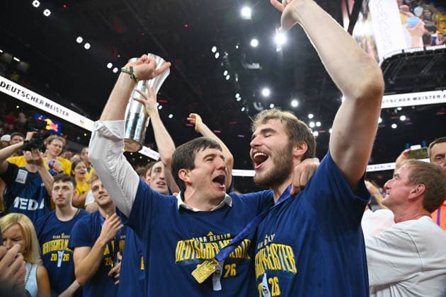 v.li:Pedro CALLES (Trainer Alba Berlin), Malte DELOW (Alba Berlin), Jubel,Freude,Begeisterung, Siegerehrung. Basketball BBL,Saison 2025 2026 Play Off Finale Spiel 5, FC Bayern Muenchen - Alba Berlin 81-84 am 21.06.2026 S A P G A R D EN *** From left