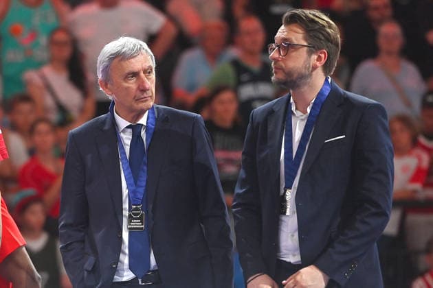 li:Trainer Svetislav PESIC (FCB) nach seinem letzten Spiel waehrend der Siegerehrung, Enttaeuschung,Frust,enttaeuscht, frustriert,niedergeschlagen, Basketball BBL,Saison 2025 2026 Play Off Finale Spiel 5, FC Bayern Muenchen - Alba Berlin 81-84 am 21.06.2026 S A P G A R D EN *** li Coach Svetislav PESIC of FCB after his last game during the award ceremony