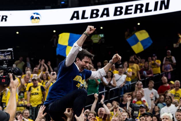 MUNICH, GERMANY - JUNE 21: Pedro Calles (Head Coach Alba Berlin) being thrown into the air after winning the German Championship after the easyCredit Basketball Bundesliga Playoffs Final Game 5 match between FC Bayern Muenchen vs. Alba Berlin at SAP Garden on June 21, 2026 in Munich, Germany. Bavaria Germany Copyright: xSteffiexWunderlx