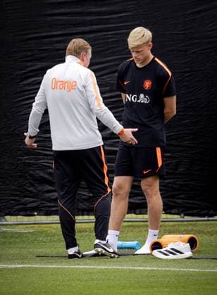 KANSAS CITY - Jan Paul van Hecke of the Netherlands and Netherlands coach Ronald Koeman during a training session of the Dutch national team, Nationalteam at the KC Current Training Facility, on June 21, 2026, in Kansas City. The Dutch team is preparing for the match against Tunisia during the FIFA World Cup, WM, Weltmeisterschaft, Fussball ROBIN VAN LONKHUIJSEN ANP xVIxANPxSportx xxANPxIVx 561598906 originalFilename: 561598906.jpg